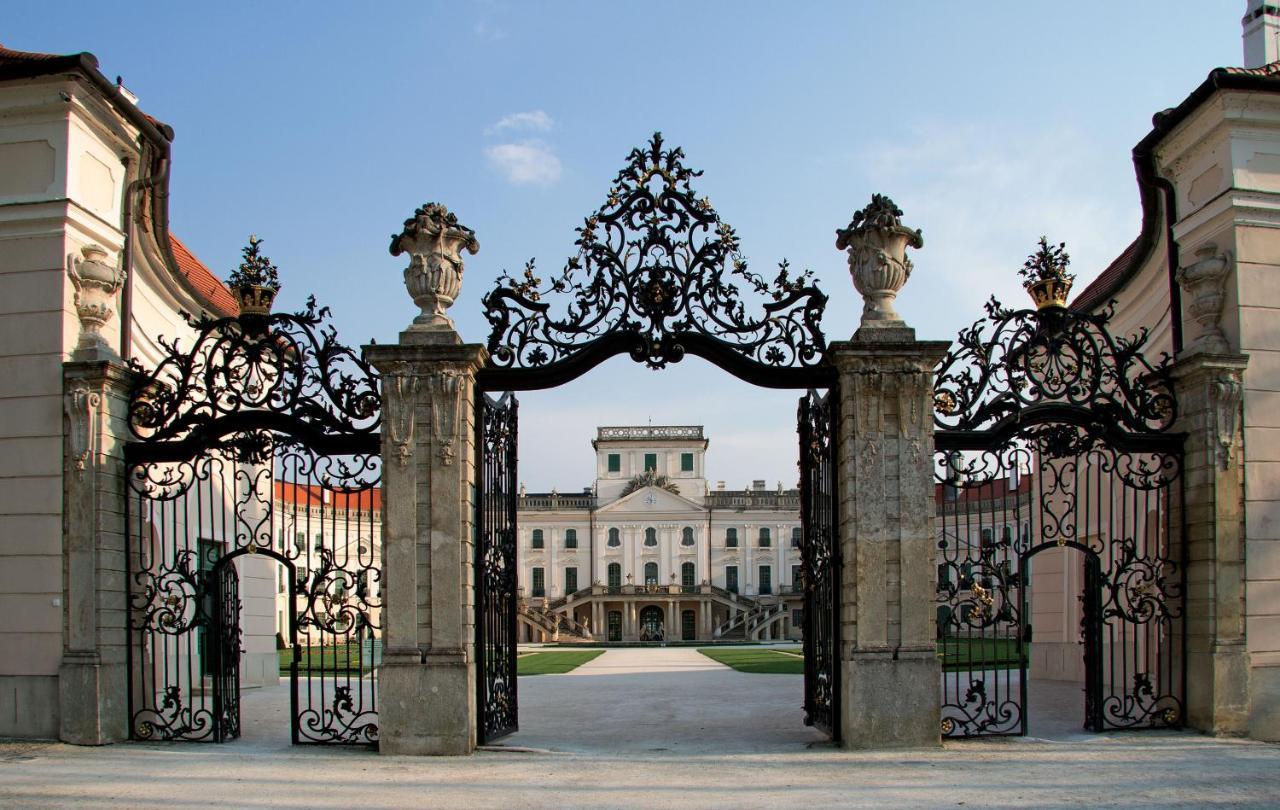 Hotel Szieszta Sopron Bagian luar foto