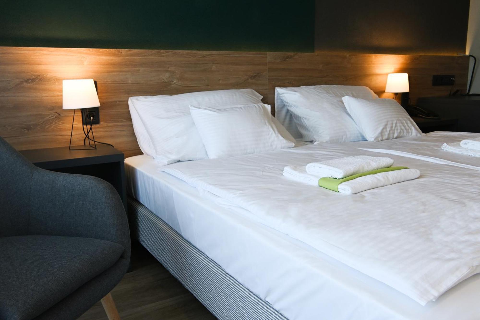 Hotel Szieszta Sopron Bagian luar foto