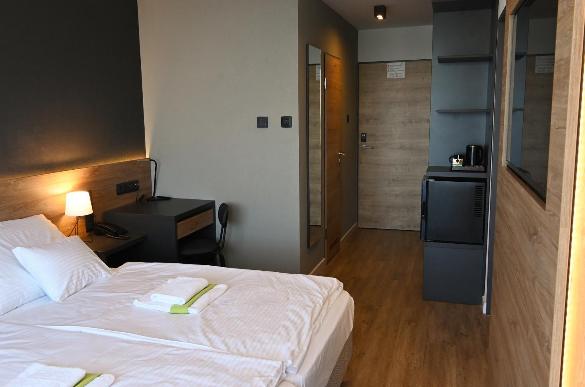 Hotel Szieszta Sopron Bagian luar foto
